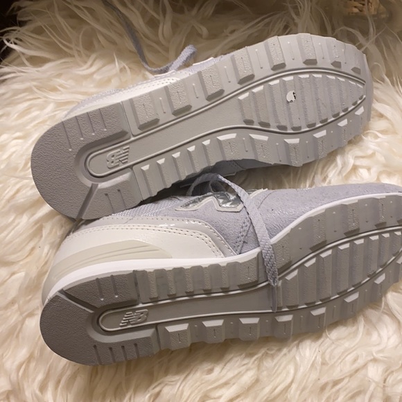 New Balance shoes never worn grey/silver - Picture 3 of 4